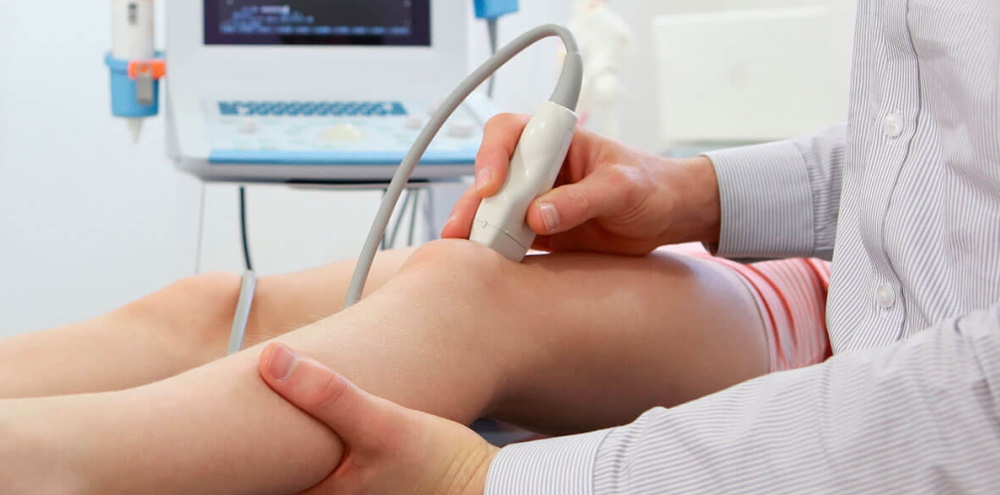 Припухлость под коленом сзади: причины опухоли