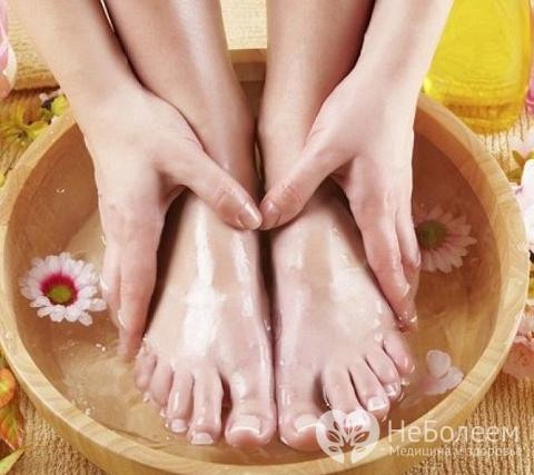 Солевые или контрастные ножные ванночки могут помочь снять отеки ног