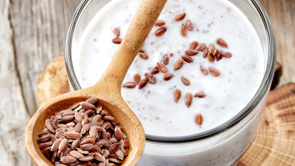 Льняное семя и стакан кефира