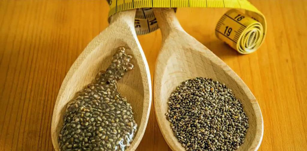 семена чиа в ложке