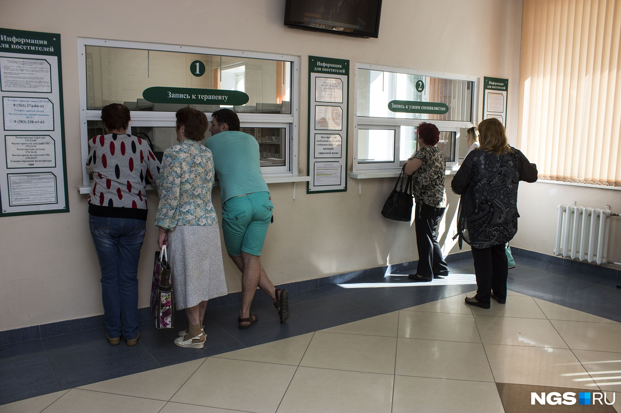 Стоит обратить внимание на изменение цвета кожи и слабость, а при обнаружении повышенного билирубина обратиться к врачу, чтобы он подобрал лечение