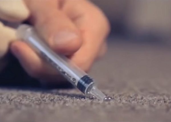 Вы также можете попробовать удалить ртуть с пола с помощью шприца