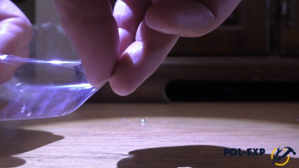 Используется небольшая полоска ртути