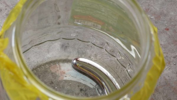 Ртуть собрана в стеклянную банку
