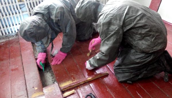 Спасатели собирают ртуть с пола