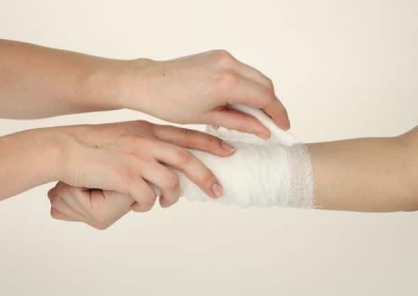 После процедуры на пораженный участок необходимо наложить стерильную марлевую повязку. наложение повязки