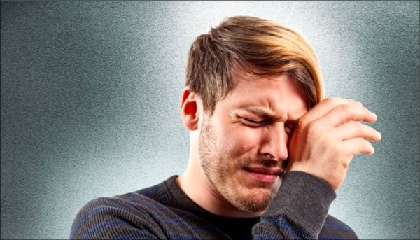 мужчина плачет