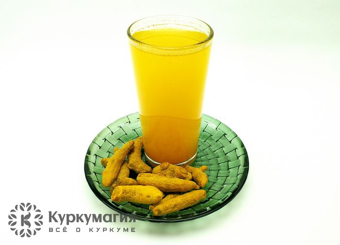 Куркумная вода и корни куркумы