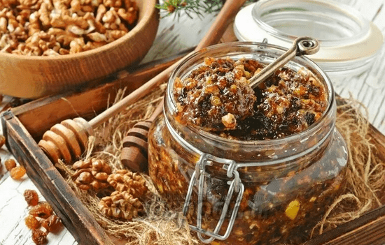 Смесь меда, орехов и сухофруктов